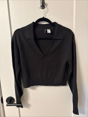 Divided Black V‑Neck Cropped Pullover Sweater